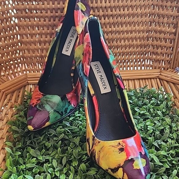 Steve Madden Gallery 6.5 Floral  4 1/2" Heels - Picture 1 of 17